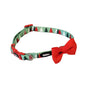 Grünes Hundehalsband mit Tannenbaummuster und roter Fliege