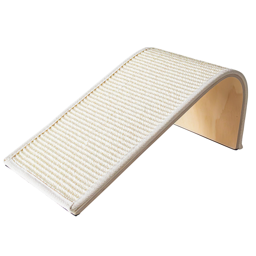 Kratzbrett "RAMP" für Katzen aus Pappelholz mit Sisal-Kratzfläche